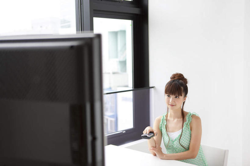 东方人,一个人,客厅,坐,横图,俯视,室内,白天,餐桌,窗户,桌子,电视,亚洲,仅一个年轻女性,仅一个女性,仅一个人,服装,环保,墙,棕色,拿,拿着,注视,休闲装,黄种人,玻璃窗,墙壁,墙面,衣服,绿色,遥控器,液晶电视,观察,看,休闲,休闲服,清晰,服饰,轻薄,餐台,观看,回收,资源,察看,起居室,关注,彩电,利用,便携,低碳,循环,彩色电视机,年轻女性,女人,女性,亚洲人,长发,电视机,坐着,半身,彩图,高角度拍摄,高清