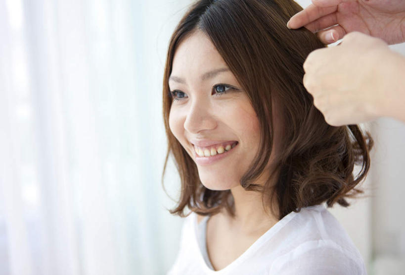 东方人,脸,头,脸颊,头发,两个人,伙伴,朋友,站,坐,笑,微笑,露齿笑,横图,室内,特写,白天,正面,友谊,亚洲,握,服装,拿,拿着,注视,休闲装,黄种人,衣服,黑色,观察,看,站着,休闲,休闲服,握着,服饰,观看,整理,察看,关注,梳理,友情,年轻女性,女人,女性,亚洲人,头部,长发,卷发,脸部,脸蛋,面部,站立,坐着,半身,彩图