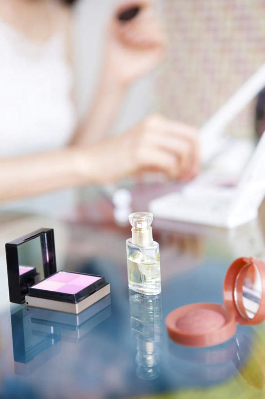 东方人,一个人,坐,竖图,室内,白天,侧面,化妆,美容,镜子,桌面,桌子,亚洲,仅一个年轻女性,仅一个女性,仅一个人,护肤,服装,朦胧,模糊,反射,木制,指甲油,注视,休闲装,黄种人,玻璃制品,盒子,衣服,玻璃瓶,化妆镜,木制品,瓶子,观察,看,保养,享受,休闲,休闲服,腮红,放松,保健,服饰,观看,镜像,察看,镜面,关注,塑料盒,养颜,光学,年轻女性,女人,女性,亚洲人,坐着,半身,彩图