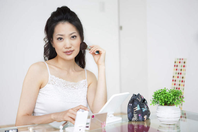 东方人,一个人,坐,横图,室内,白天,正面,化妆,美容,植物,桌面,桌子,亚洲,仅一个年轻女性,仅一个女性,仅一个人,护肤,服装,木制,盆栽,盆景,拿,拿着,注视,吊带衫,休闲装,黄种人,衣服,绿色,白色,黑色,自然,化妆刷,木制品,刷子,观察,看,保养,享受,休闲,休闲服,放松,保健,服饰,生长,成长,化妆包,腮红刷,观看,察看,美容工具,关注,养颜,彩妆刷,化妆工具,年轻女性,女人,女性,亚洲人,长发,卷发,坐着,半身,彩图