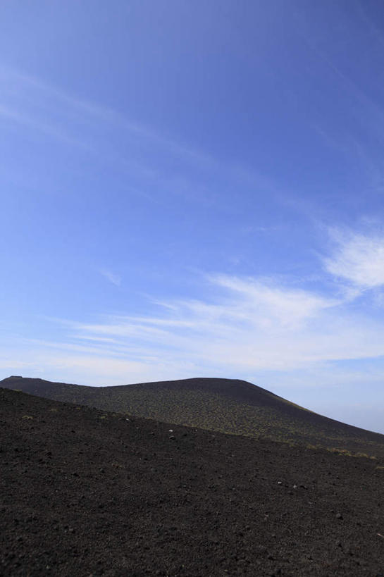 无人,竖图,室外,白天,正面,旅游,度假,草地,火山,石头,美景,山,山脉,植物,东京,日本,亚洲,石子,景观,山顶,山峰,云,云朵,山峦,云彩,娱乐,草,蓝色,绿色,白云,蓝天,天空,自然,群山,天,享受,休闲,景色,放松,晴朗,自然风光,东亚,沉积岩,本州,关东地方,本州岛,日本国,东京都,颠峰,极峰,三原山,水成岩,豆南诸岛,伊豆大岛,伊豆七岛,伊豆群岛,活火山,石块,死火山,休眠火山,岩石,晴空,彩图