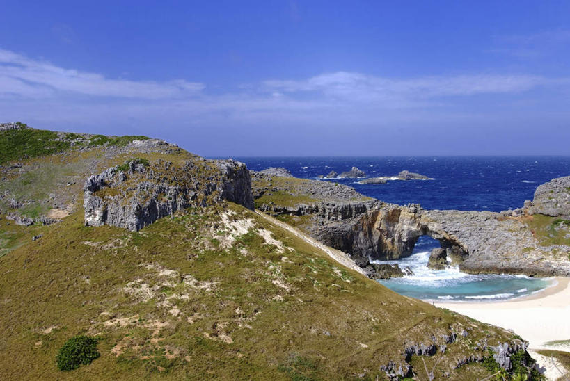 无人,横图,室外,白天,正面,旅游,度假,草地,草坪,海浪,海洋,石头,美景,沙滩,山,山脉,植物,东京,日本,亚洲,沙子,石子,海岸,景观,浪花,山顶,山峰,水平线,云,云朵,辽阔,海平线,沙地,山峦,云彩,娱乐,草,蓝色,绿色,白云,蓝天,天空,自然,海水,群山,天,享受,休闲,广阔,景色,放松,晴朗,一望无际,自然风光,海景,东亚,沉积岩,本州,关东地方,本州岛,日本国,东京都,无边无际,一马平川,颠峰,极峰,小笠原群岛,水成岩,小笠原村,小笠原支厅,大海,风浪,海,海水的波动,海滩,近岸浪,石块,岩石,涌浪,晴空,彩图,水天相接,水天一线