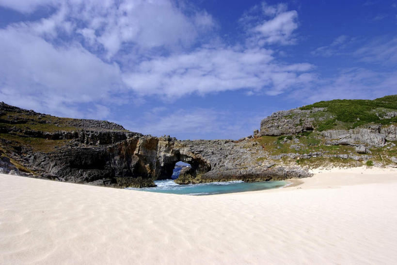 无人,横图,室外,白天,正面,旅游,度假,草地,草坪,海浪,海洋,石头,美景,沙滩,山,山脉,植物,东京,日本,亚洲,沙子,石子,海岸,景观,浪花,山顶,山峰,云,云朵,沙地,山峦,云彩,娱乐,草,蓝色,绿色,白云,蓝天,天空,自然,海水,群山,天,享受,休闲,景色,放松,晴朗,自然风光,海景,东亚,沉积岩,本州,关东地方,本州岛,日本国,东京都,颠峰,极峰,小笠原群岛,水成岩,小笠原村,小笠原支厅,大海,风浪,海,海水的波动,海滩,近岸浪,石块,岩石,涌浪,晴空,彩图