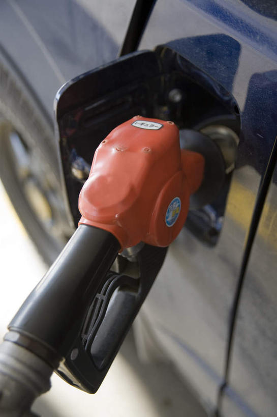 无人,竖图,俯视,室外,特写,白天,汽车,静物,一把,一辆,阴影,朦胧,模糊,光线,工具,影子,车,红色,阳光,交通工具,轿车,载具,加油枪,计量加油枪,输油枪,油枪,彩图,高角度拍摄