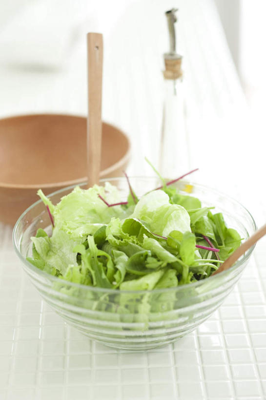 无人,竖图,俯视,室内,特写,白天,桌面,蔬菜,餐具,一堆,阴影,堆叠,堆积,朦胧,模糊,新鲜,光线,碟子,盘,影子,勺子,生菜,莴苣,食品,食物,阳光,盘子,调羹,碟,汤匙,有机食品,绿色食品,堆,春菜,鹅仔菜,莴仔菜,千金菜,叶用莴苣,彩图,高角度拍摄