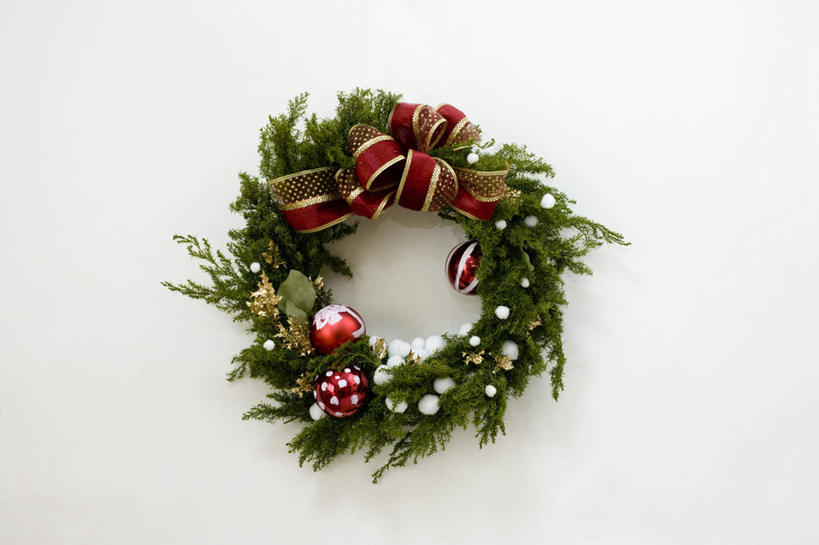 无人,横图,俯视,室内,特写,白天,白色背景,圣诞节,许多,节日,庆祝,装饰,花环,圆圈,文化,一个,红色,绿色,彩带,装饰物,庆典,摄影,影棚,单个,纪念,华丽,修饰,圣诞花环,点缀,衬托,美观,雅致,雅观,圣诞圈,彩图,高角度拍摄,影棚拍摄,拍摄