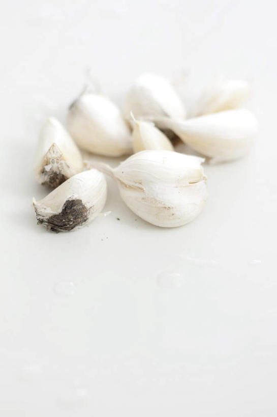 无人,竖图,俯视,室内,特写,白天,白色背景,桌面,蔬菜,蒜,许多,阴影,新鲜,光线,影子,食品,食物,白色,阳光,摄影,有机食品,绿色食品,影棚,小蒜,大蒜,彩图,高角度拍摄,影棚拍摄,拍摄