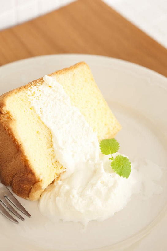 点心,无人,竖图,俯视,室内,特写,白天,桌面,餐具,金属制品,一把,一块,阴影,光线,金属,叉子,碟子,盘,影子,食品,甜点,甜品,食物,糕点,阳光,盘子,碟,甜食,奶油,溢出,进餐用具,烹调用具,彩图,高角度拍摄