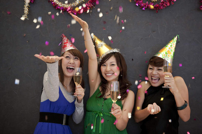 东方人,三个人,站,举,捧,摸,横图,室外,白天,正面,成功,合作,团队,集体,信心,杯子,帽子,亚洲,许多,抚摸,握,阴影,服装,节日,漂浮,庆祝,装饰,光线,高脚杯,影子,墙,红酒杯,拿,拿着,注视,休闲装,黄种人,文化,队伍,墙壁,墙面,玻璃制品,三个,衣服,红色,蓝色,绿色,黑色,阳光,彩带,酒杯,纸片,观察,看,托,站着,张嘴,庆典,休闲,悬浮,休闲服,握着,服饰,观看,纪念,华丽,修饰,点缀,察看,成就,关注,掉落,合伙,张大嘴巴,衬托,美观,雅致,雅观,年轻女性,女人,女性,亚洲人,玻璃杯,张开嘴,触摸,端,端着,接触,举起,举手,举着,捧着,手捧,向上举,向上伸,向上托,站立,半身,彩图