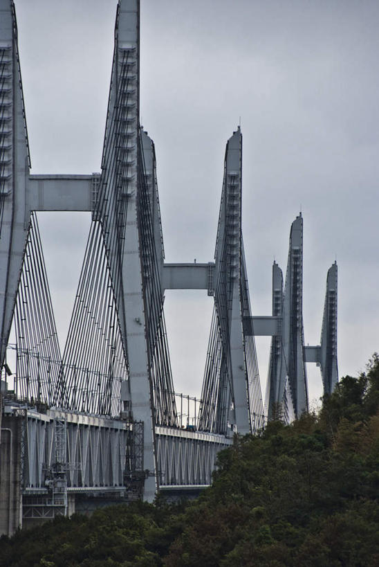 无人,栏杆,竖图,室外,白天,正面,旅游,度假,草地,草坪,美景,山,山脉,植物,大桥,立交桥,桥梁,日本,亚洲,阴影,光线,影子,景观,山峰,云,云朵,高架,围栏,斜拉桥,桥,山峦,云彩,娱乐,护栏,草,树,树木,蓝色,绿色,白云,蓝天,天空,阳光,自然,群山,天,享受,休闲,景色,放松,生长,成长,自然风光,东亚,日本国,四国地方,四国,四国岛,香川,香川县,彩图