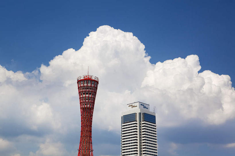 无人,高楼大厦,横图,室外,白天,仰视,度假,美景,城市风光,标志建筑,城市,大厦,地标,建筑,摩天大楼,日本,亚洲,一座,阴影,光线,影子,景观,云,云朵,云彩,娱乐,建设,红色,蓝色,白云,蓝天,天空,阳光,瞭望塔,天,享受,休闲,景色,放松,东亚,本州,本州岛,日本国,近畿地方,近畿,兵库,兵库县,神户,神户市,神戸,县厅,神戸市,神户塔,彩图,低角度拍摄,大楼,高层建筑,高楼,摩天楼