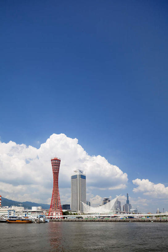 无人,高楼大厦,竖图,室外,白天,正面,度假,草地,草坪,河流,美景,水,植物,城市风光,标志建筑,城市,大厦,道路,地标,建筑,路,轮船,摩天大楼,船,日本,亚洲,一座,阴影,光线,影子,河水,景观,水流,云,云朵,小路,交通,云彩,娱乐,建设,草,树,树木,红色,蓝色,绿色,白云,蓝天,天空,阳光,自然,瞭望塔,交通工具,天,享受,休闲,景色,放松,乡间小路,生长,成长,载具,东亚,本州,本州岛,日本国,近畿地方,近畿,兵库,兵库县,神户,神户市,神戸,县厅,神戸市,神户塔,彩图,大楼,高层建筑,高楼,摩天楼