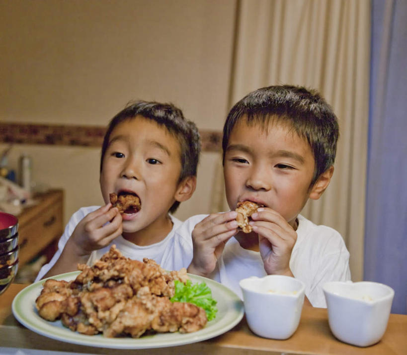 东方人,儿童,两个人,坐,举,吃,横图,室内,白天,正面,餐桌,窗帘,桌子,餐具,亚洲,许多,握,碟子,盘,墙,油炸食品,拿,拿着,黄种人,墙壁,墙面,小孩,盘子,碟,碗,托,握着,餐台,炸鸡,垃圾食品,男孩,男人,男性,亚洲人,举起,举手,举着,嚼,食,向上举,向上伸,向上托,坐着,半身,彩图,男生