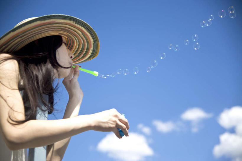 东方人,一个人,站,举,横图,室外,白天,仰视,游戏,帽子,亚洲,仅一个年轻女性,仅一个女性,仅一个人,握,云,云朵,拿,玩,云彩,拿着,黄种人,娱乐,蓝色,白云,蓝天,天空,泡泡,遮阳帽,天,吹,托,站着,休闲,握着,晴朗,活动,发泄,消遣,智力,泡泡机,宣泄,年轻女性,女人,女性,亚洲人,晴空,举起,举手,举着,玩耍,嬉戏,向上举,向上伸,向上托,站立,半身,彩图,低角度拍摄