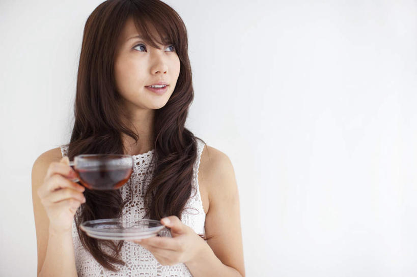 东方人,一个人,站,笑,微笑,横图,室内,白天,正面,幸福,茶,杯子,托盘,亚洲,仅一个年轻女性,仅一个女性,仅一个人,握,墙,茶叶,饮品,拿,拿着,注视,黄种人,娱乐,墙壁,墙面,玻璃制品,水杯,花茶,观察,看,站着,享受,休闲,温馨,放松,乐趣,握着,保健,养生,观看,花草茶,察看,舒适,关注,香花茶,香片,熏花茶,年轻女性,女人,女性,亚洲人,玻璃杯,站立,半身,彩图