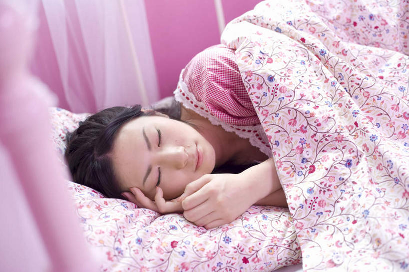 东方人,一个人,躺,闭眼,睡,横图,室内,白天,正面,床,卧室,亚洲,仅一个年轻女性,仅一个女性,仅一个人,床单,黄种人,被子,粉色,单人床,被单,卧着,年轻女性,女人,女性,亚洲人,闭眼睛,闭着眼,闭着眼睛,困,困觉,寝息,睡觉,躺着,卧,半身,彩图,睡房,卧房