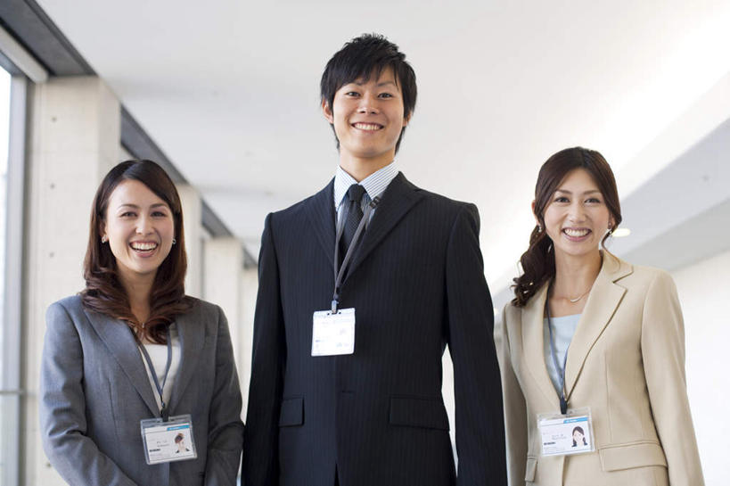 东方人,三个人,商务人士,商务男性,商务女性,笑,微笑,露齿笑,横图,室内,白天,仰视,衬衫,窗户,天花板,亚洲,吊挂,悬挂,套装,并排,挂,注视,黄种人,标识,吊牌,玻璃窗,工作证,胸牌,观察,看,站着,观看,察看,徽章,关注,商务装,身份,工薪阶层,胸章,胸卡,编号牌,雕刻牌,工号牌,胸号牌,胸徽,员工牌,男人,男性,年轻男性,年轻女性,女人,女性,亚洲人,白领,上班族,站立,半身,彩图,低角度拍摄,衬衣