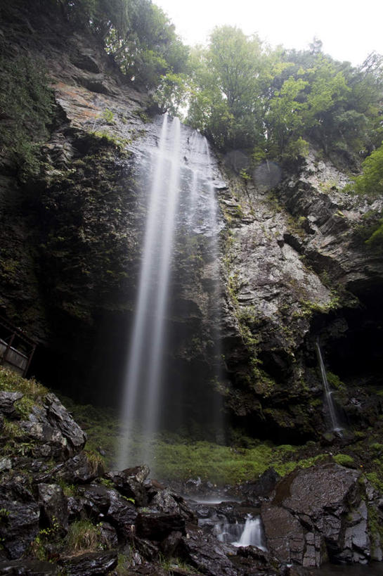 无人,竖图,室外,白天,仰视,旅游,度假,石头,美景,瀑布,山,树林,水,植物,富山县,日本,亚洲,许多,飞溅,溅,石子,液体,景观,山峰,水滴,山峦,娱乐,水珠,树,树木,蓝色,绿色,蓝天,天空,自然,天,享受,休闲,景色,放松,生长,晴朗,成长,喷洒,自然风光,东亚,本州,万里无云,本州岛,日本国,中部地方,富山,跌水,石块,岩石,晴空,晴空万里,彩图,低角度拍摄