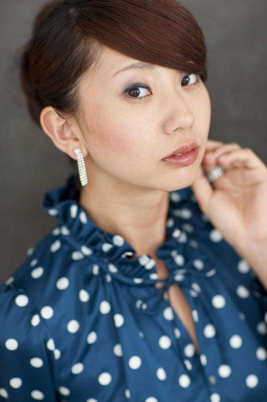 东方人,一个人,商务人士,商务女性,站,举,竖图,俯视,室内,特写,白天,衬衫,亚洲,仅一个年轻女性,仅一个女性,仅一个人,许多,套装,装饰,图案,圆点,斑点,墙,注视,黄种人,墙壁,墙面,排列,观察,看,托,站着,观看,华丽,修饰,耳坠,点缀,察看,队列,关注,商务装,工薪阶层,衬托,美观,雅致,雅观,年轻女性,女人,女性,亚洲人,白领,上班族,举起,举手,举着,向上举,向上伸,向上托,站立,半身,彩图,高角度拍摄,衬衣