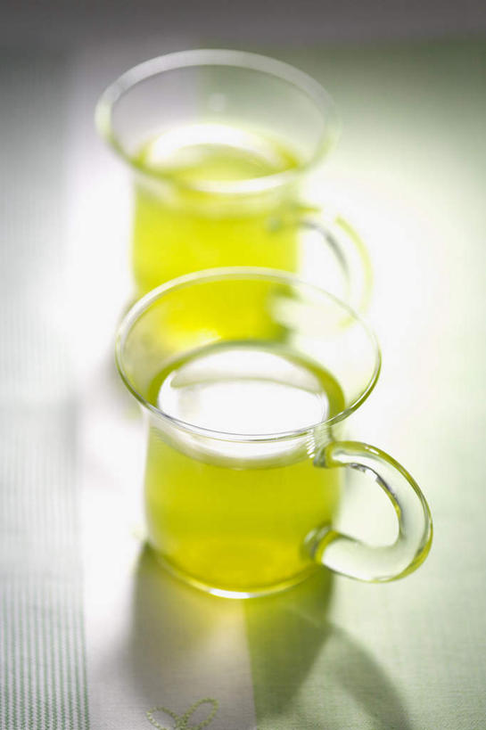 无人,竖图,俯视,室外,特写,白天,幸福,餐桌,茶,桌子,杯子,玻璃,阴影,朦胧,模糊,反射,影子,茶叶,饮品,娱乐,玻璃制品,两个,水杯,垫子,花茶,享受,休闲,温馨,放松,乐趣,保健,养生,餐台,花草茶,舒适,香花茶,香片,熏花茶,茶杯,彩图,高角度拍摄