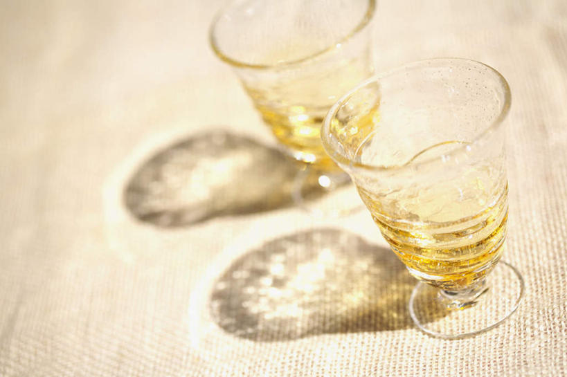 无人,横图,俯视,室外,白天,幸福,餐桌,茶,桌子,杯子,玻璃,阴影,朦胧,模糊,光线,影子,茶叶,饮品,娱乐,玻璃制品,两个,阳光,水杯,垫子,花茶,享受,休闲,温馨,放松,乐趣,保健,养生,餐台,花草茶,舒适,香花茶,香片,熏花茶,茶杯,彩图,高角度拍摄