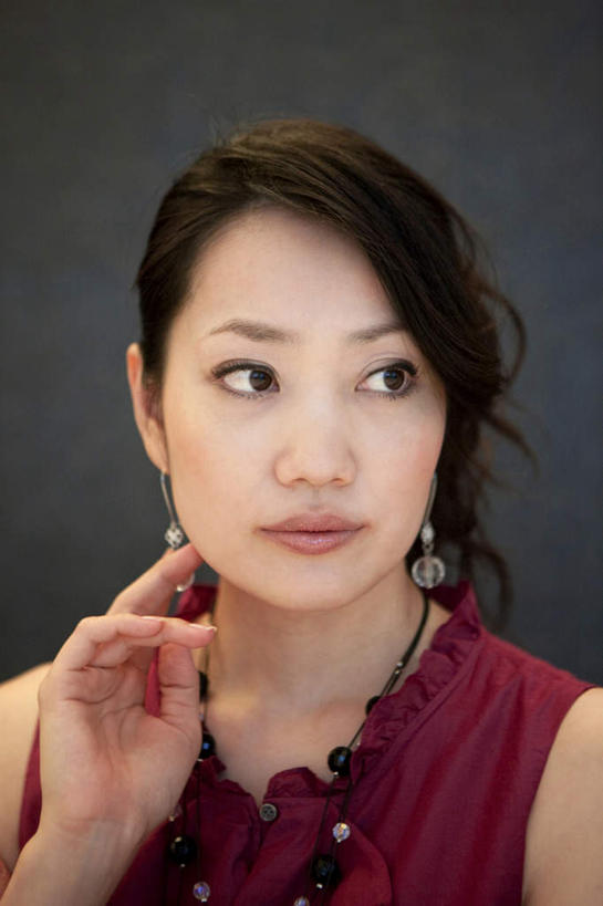 东方人,脸,头,脸颊,手,一个人,举,摸,竖图,室内,特写,白天,正面,项链,亚洲,仅一个年轻女性,仅一个女性,仅一个人,抚摸,黑色背景,服装,朦胧,模糊,休闲装,黄种人,肩膀,装饰品,衣服,饰品,首饰,托,休闲,手部,休闲服,摄影,服饰,影棚,单手,耳坠,年轻女性,女人,女性,亚洲人,头部,脸部,脸蛋,面部,触摸,接触,举起,举手,举着,向上举,向上伸,向上托,半身,彩图,影棚拍摄,拍摄