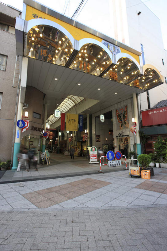 无人,高楼大厦,竖图,室外,白天,仰视,度假,美景,城市风光,城市,大厦,道路,建筑,路,摩天大楼,商场,公路,福冈县,日本,亚洲,日文,标志,文字,字符,景观,通道,交通,娱乐,标识,建设,蓝色,蓝天,天空,天,享受,休闲,景色,放松,晴朗,东亚,万里无云,福冈,日本国,九州本岛,九州,九州岛,九州地方,日语,阛阓,晴空,晴空万里,马路,彩图,低角度拍摄,大楼,高层建筑,高楼,摩天楼