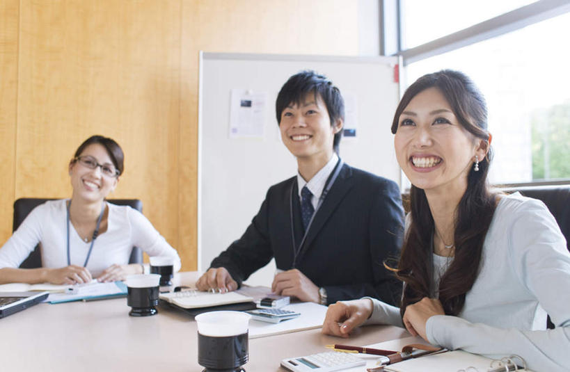 东方人,三个人,同事,商务人士,商务男性,商务女性,办公室,坐,笑,微笑,露齿笑,横图,室内,白天,正面,衬衫,成功,合作,团队,集体,信心,窗户,杯子,亚洲,套装,朦胧,模糊,会议,材料,瓷器,档案,文件,眼镜,墙,咖啡杯,领带,陶瓷制品,注视,黄种人,队伍,玻璃窗,墙壁,墙面,工作证,资料,观察,看,观看,察看,领导,成就,关注,文档,瓷杯,商务装,集会,合伙,领袖,近视眼镜,工薪阶层,男人,男性,年轻男性,年轻女性,女人,女性,亚洲人,年轻人,白领,上班族,坐着,半身,彩图,衬衣