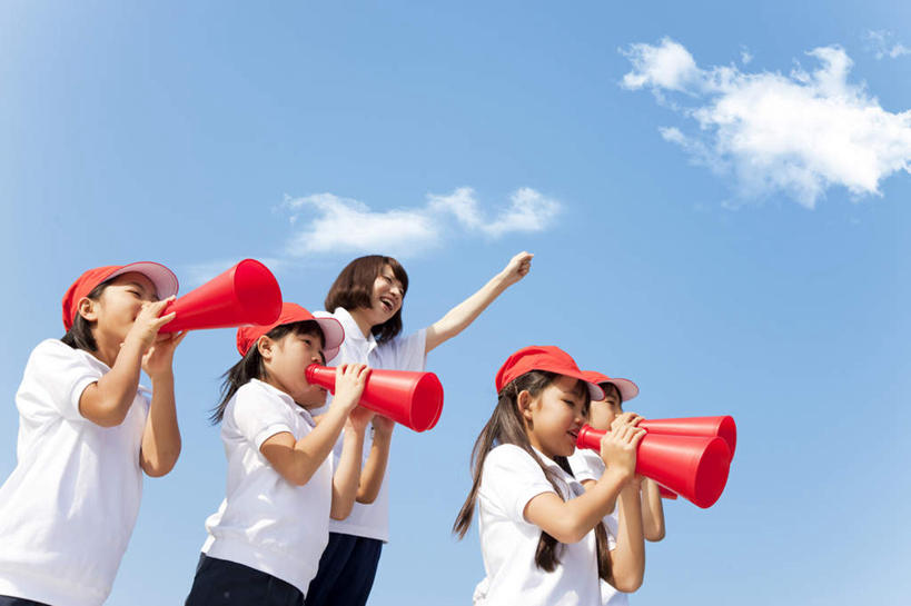 东方人,儿童,手,伙伴,朋友,学生,教师,站,举,笑,微笑,露齿笑,横图,室外,白天,仰视,友谊,纯洁,帽子,亚洲,五个人,握,阴影,服装,光线,影子,云,云朵,许多人,拿,云彩,拿着,注视,休闲装,黄种人,鼓励,喇叭,运动帽,小孩,衣服,红色,蓝色,白色,白云,蓝天,天空,阳光,天,观察,加油,看,手势,托,握拳,站着,四个,一群人,休闲,同学,手部,休闲服,鸭舌帽,可爱,童年,童趣,打气,握着,服饰,晴朗,观看,察看,校友,关注,扩音器,鼓舞,童真,烂漫,无邪,同窗,学友,四顶,天真,友情,男孩,男人,男性,年轻女性,女孩,女人,女性,亚洲人,讲师,教授,老师,晴空,举起,举手,举着,向上举,向上伸,向上托,站立,半身,彩图,低角度拍摄,男生,女生