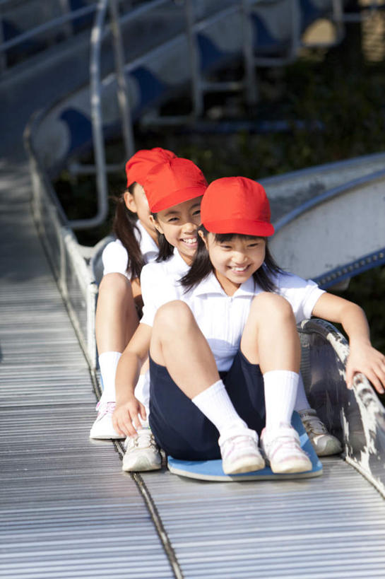 东方人,儿童,三个人,伙伴,朋友,栏杆,坐,竖图,室外,白天,正面,游戏,友谊,纯洁,帽子,亚洲,阴影,短裤,服装,朦胧,模糊,光线,影子,围栏,玩,注视,休闲装,黄种人,娱乐,运动帽,护栏,小孩,衣服,红色,蓝色,白色,阳光,扶,观察,看,休闲,同学,休闲服,滑滑梯,鸭舌帽,可爱,童年,童趣,服饰,滑板,观看,活动,察看,扶着,校友,发泄,关注,消遣,智力,童真,烂漫,无邪,宣泄,同窗,学友,三顶,天真,友情,女孩,女人,女性,亚洲人,玩耍,嬉戏,坐着,彩图,全身,女生