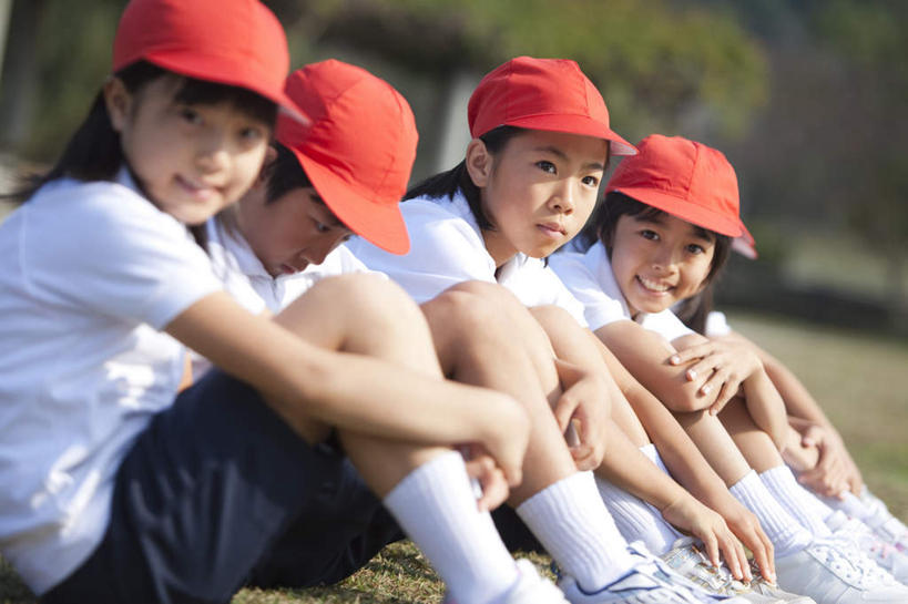 东方人,儿童,手,膝盖,四个人,伙伴,朋友,坐,抱,笑,微笑,露齿笑,横图,室外,白天,侧面,友谊,纯洁,草地,草坪,植物,帽子,亚洲,服装,朦胧,模糊,注视,休闲装,黄种人,运动帽,草,树,树木,小孩,衣服,红色,绿色,白色,自然,观察,看,休闲,同学,手部,休闲服,鸭舌帽,可爱,童年,童趣,服饰,生长,成长,抱膝,抱着,观看,察看,搂着,校友,关注,童真,烂漫,无邪,同窗,学友,四顶,天真,友情,男孩,男人,男性,女孩,女人,女性,亚洲人,怀抱,搂,搂抱,相抱,拥抱,坐着,半身,彩图,男生,女生