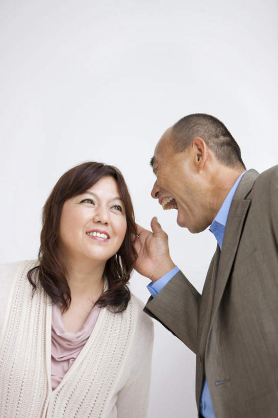 东方人,头发,两个人,夫妻,站,笑,摸,大笑,竖图,室内,白天,白色背景,仰视,爱情,兴奋,亚洲,抚摸,服装,浪漫,注视,休闲装,黄种人,衣服,观察,看,站着,张嘴,休闲,悄悄话,休闲服,恩爱,恋人,摄影,服饰,影棚,观看,察看,喊叫,关注,耳语,张大嘴巴,哈哈大笑,男人,男性,女人,女性,中年男性,中年女性,亚洲人,夫妇,情侣,张开嘴,触摸,接触,站立,半身,彩图,低角度拍摄,影棚拍摄,高兴,狂笑,拍摄,伴侣