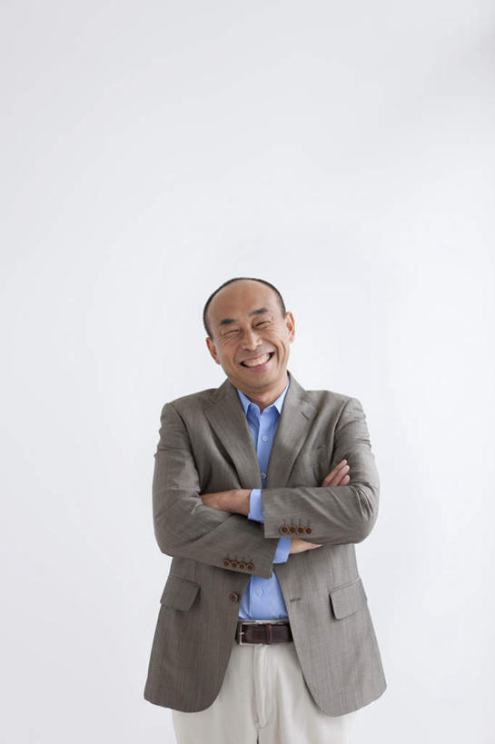 东方人,一个人,站,笑,双手交叉,微笑,露齿笑,竖图,室内,白天,白色背景,正面,衬衫,西装,亚洲,仅一个男性,仅一个人,仅一个中年男性,正装,注视,黄种人,灰色,观察,看,站着,摄影,影棚,观看,察看,双手抱胸,关注,男人,男性,中年男性,亚洲人,站立,半身,彩图,影棚拍摄,衬衣,拍摄