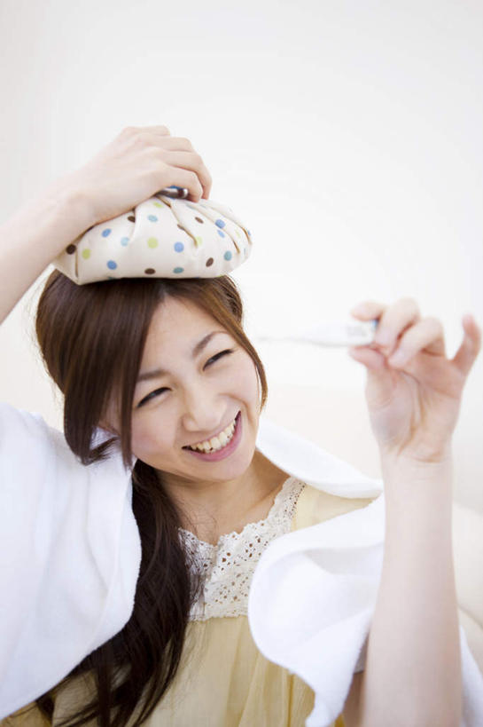 东方人,一个人,办公室,站,笑,微笑,露齿笑,竖图,室内,白天,正面,安全,家具,生活用品,桌子,书籍,亚洲,仅一个年轻女性,仅一个女性,仅一个人,一堆,许多,握,堆叠,堆积,服装,散落,医学,测量,笔,器材,温度计,办公桌,棕色,办公用品,注视,休闲装,黄种人,显示屏,文具,一个,衣服,黄色,体温计,学习用品,观察,看,站着,休闲,生病,辫子,休闲服,握着,四支,服饰,单个,观看,堆,快速,文具用品,温度,察看,感冒,医疗,卫生,冰袋,准确,体温,关注,精度,精准,发烧,电子温度计,电子体温计,流感,物理,办公家具,感温头,温度传感器,读数,快捷,医用温度计,量温棒,热电偶,发热,抱病,年轻女性,女人,女性,亚洲人,长发,书,图书,站立,半身,彩图