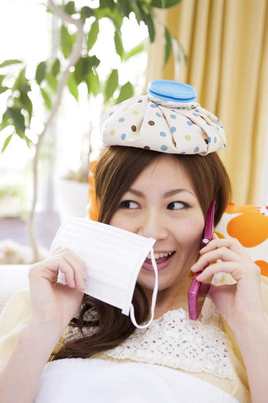 东方人,一个人,笑,打电话,微笑,露齿笑,竖图,室内,白天,正面,植物,电话,手机,亚洲,仅一个年轻女性,仅一个女性,仅一个人,握,服装,朦胧,模糊,装饰,分离,盆栽,棕色,盆景,过滤,分开,注视,休闲装,黄种人,通讯设备,一个,衣服,黄色,红色,绿色,白色,黑色,自然,口罩,观察,看,趴着,休闲,辫子,休闲服,隔断,握着,遮掩,服饰,生长,单个,成长,观看,隔离,华丽,修饰,敷,点缀,察看,卫生,冰袋,掩盖,遮挡,关注,净化,间隔,预防,遮盖,防尘,一部,衬托,美观,雅致,雅观,掩饰,断绝,隔开,屏蔽,屏绝,远离,中断,阻遏,阻隔,交流,年轻女性,女人,女性,亚洲人,长发,沟通,趴,通话,半身,彩图