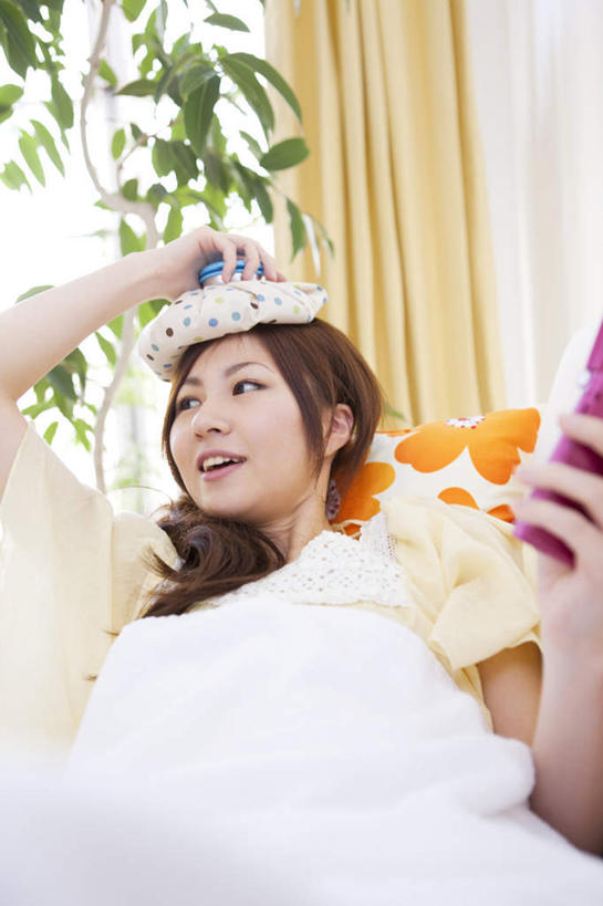 东方人,一个人,躺,笑,打电话,微笑,露齿笑,竖图,室内,特写,白天,仰视,植物,电话,手机,亚洲,仅一个年轻女性,仅一个女性,仅一个人,握,服装,装饰,分离,盆栽,棕色,盆景,过滤,分开,注视,休闲装,黄种人,通讯设备,一个,衣服,黄色,红色,绿色,白色,黑色,自然,口罩,观察,看,休闲,辫子,休闲服,隔断,握着,遮掩,服饰,生长,单个,成长,观看,隔离,华丽,修饰,敷,点缀,察看,卫生,冰袋,掩盖,遮挡,关注,净化,间隔,预防,遮盖,防尘,一部,衬托,美观,雅致,雅观,掩饰,断绝,隔开,屏蔽,屏绝,远离,中断,阻遏,阻隔,卧着,交流,年轻女性,女人,女性,亚洲人,长发,沟通,躺着,通话,卧,半身,彩图,低角度拍摄