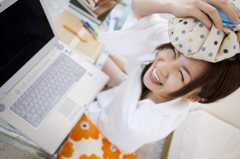 东方人,一个人,办公室,坐,笑,微笑,露齿笑,横图,俯视,室内,白天,电脑,笔记本电脑,家具,桌子,书籍,玻璃,亚洲,仅一个年轻女性,仅一个女性,仅一个人,一堆,许多,握,堆叠,堆积,服装,朦胧,模糊,网络,办公桌,棕色,注视,休闲装,黄种人,通讯设备,玻璃制品,一个,衣服,黄色,观察,看,休闲,辫子,休闲服,握着,服饰,单个,观看,堆,一台,敷,察看,冰袋,无线,关注,通信设备,无线网络,无线上网,便携式电脑,办公家具,手提电脑,年轻女性,女人,女性,亚洲人,长发,书,图书,抬头,仰头,坐着,半身,彩图,高角度拍摄