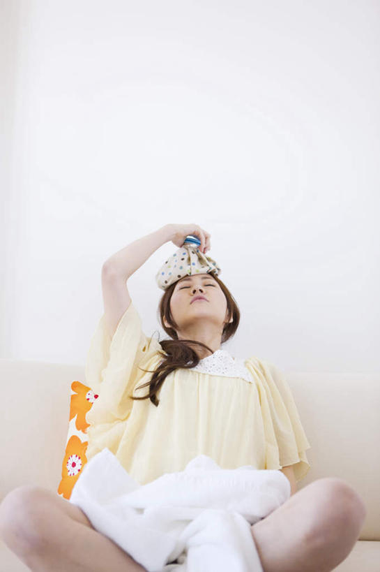 东方人,一个人,坐,盘腿,竖图,室内,白天,正面,沙发,亚洲,仅一个年轻女性,仅一个女性,仅一个人,握,服装,墙,棕色,注视,休闲装,黄种人,墙壁,墙面,一个,衣服,黄色,白色,观察,看,休闲,辫子,休闲服,握着,服饰,单个,观看,敷,察看,冰袋,关注,布艺沙发,年轻女性,女人,女性,亚洲人,长发,盘腿而坐,盘膝,盘着腿的,盘着腿坐,双腿交叉,抬头,仰头,坐着,半身,彩图