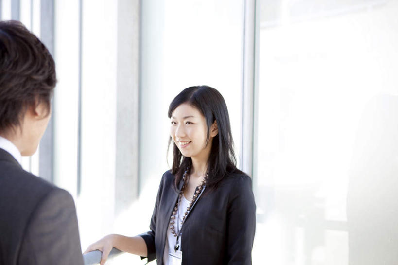 东方人,两个人,伙伴,同事,朋友,商务人士,商务男性,商务女性,站,握手,笑,微笑,露齿笑,横图,室内,白天,仰视,衬衫,友谊,成功,合作,团队,集体,信心,亚洲,吊挂,悬挂,套装,朦胧,模糊,挂,黄种人,队伍,相视,蓝色,蓝天,天空,天,站着,面对面,战略,晴朗,对视,领导,成就,相对,商务装,合伙,领袖,工薪阶层,万里无云,相看,联合,合谋,配合,协作,男人,男性,年轻男性,年轻女性,女人,女性,亚洲人,白领,上班族,晴空,晴空万里,搀手,拉手,手搀手,手拉手,手牵手,手握手,站立,半身,彩图,低角度拍摄,衬衣