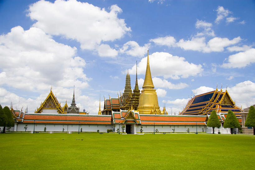 无人,横图,室外,白天,正面,旅游,度假,草地,草坪,名胜古迹,植物,标志建筑,地标,建筑,曼谷,泰国,亚洲,节日,遗迹,云,云朵,建筑群,首都,云彩,古迹,文化,文物,娱乐,建设,古建筑,草,蓝色,绿色,白云,蓝天,天空,天,祈祷,享受,休闲,健康,旅游胜地,放松,许愿,宗教,东南亚,佛教,信仰,晴朗,纪念,玉佛寺,祈求,古文明,泰王国,大皇宫,曼谷皇宫,平安,晴空,彩图,皇宫