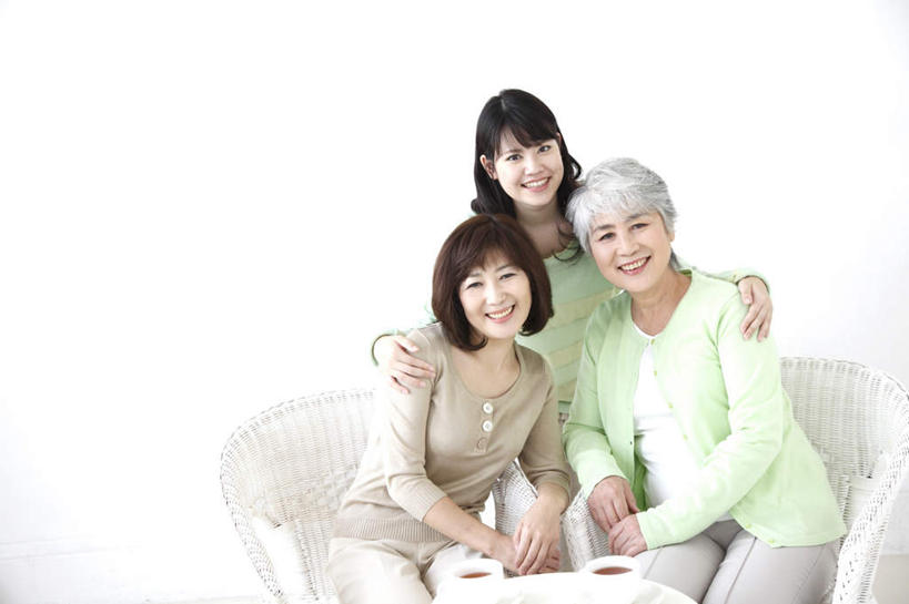 东方人,三个人,家庭,母亲,女儿,祖母,客厅,站,坐,抱,笑,微笑,露齿笑,横图,室内,白天,正面,餐桌,沙发,桌子,亚洲,服装,木制,墙,两把,注视,休闲装,黄种人,祖孙三代,墙壁,墙面,衣服,绿色,白色,灰色,木制品,观察,看,站着,休闲,温暖,温馨,母女,一家人,休闲服,母爱,服饰,奶奶,餐台,抱着,观看,祖孙,和睦,察看,起居室,搂着,关注,布艺沙发,外婆,外孙女,外祖母,客堂,老年女性,年轻女性,女人,女性,亚洲人,孙女,怀抱,搂,搂抱,相抱,拥抱,站立,坐着,半身,彩图,融洽