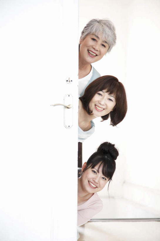 东方人,两个人,家庭,祖母,站,笑,微笑,露齿笑,竖图,室内,白天,正面,门,金属制品,亚洲,弯腰,服装,金属,木制,注视,休闲装,黄种人,衣服,白色,黑色,探头,把手,门把手,木制品,门框,观察,看,站着,休闲,温暖,温馨,一家人,休闲服,服饰,奶奶,观看,祖孙,门把,盘发,和睦,察看,关注,外婆,外孙女,外祖母,外孙,外孙子,弯身,老年女性,年轻女性,女人,女性,亚洲人,长发,孙女,孙子,拉手,站立,半身,彩图,融洽,短发