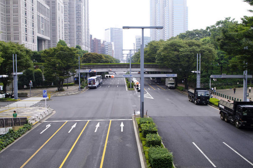 无人,高楼大厦,横图,室外,白天,正面,度假,草地,草坪,美景,植物,城市风光,城市,大厦,道路,建筑,路,路灯,摩天大楼,公路,汽车,照明,东京,日本,一排,整齐,景观,建筑群,灯光,交通,新宿,娱乐,建设,车,灯,草,树,树木,排列,蓝色,绿色,蓝天,天空,自然,绿化带,交通工具,轿车,天,享受,休闲,景色,放松,生长,成长,照亮,照明设备,队列,载具,东亚,本州,关东地方,本州岛,日本国,东京都,新宿区,县厅,东京市,马路,彩图,大楼,高层建筑,高楼,摩天楼