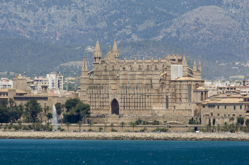 无人,家,教堂,横图,室外,白天,正面,旅游,度假,海浪,海洋,美景,沙滩,别墅,城市风光,标志建筑,城市,地标,建筑,西班牙,欧洲,波纹,沙子,房屋,屋子,海岸,景观,浪花,山川,公寓,建筑群,涟漪,沙地,娱乐,建设,洋房,楼房,住宅,水纹,海水,波浪,享受,休闲,景色,放松,宗教,信仰,南欧,海景,信念,帕尔马,马略卡岛,水晕,西班牙王国,帕尔马大教堂,大海,风浪,海,海水的波动,海滩,近岸浪,涌浪,彩图,房子,大教堂,礼拜堂