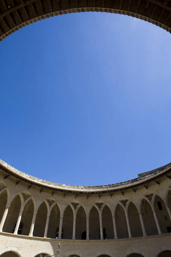 无人,竖图,室外,白天,仰视,旅游,度假,名胜古迹,标志建筑,地标,建筑,西班牙,欧洲,阴影,遗迹,光线,影子,堡垒,城堡,云,云朵,建筑群,云彩,古迹,文物,娱乐,建设,古建筑,蓝色,白云,蓝天,天空,阳光,天,享受,休闲,旅游胜地,放松,晴朗,要塞,南欧,古文明,帕尔马,马略卡岛,西班牙王国,贝利韦尔城堡,设防,晴空,彩图,低角度拍摄,贝尔弗城堡