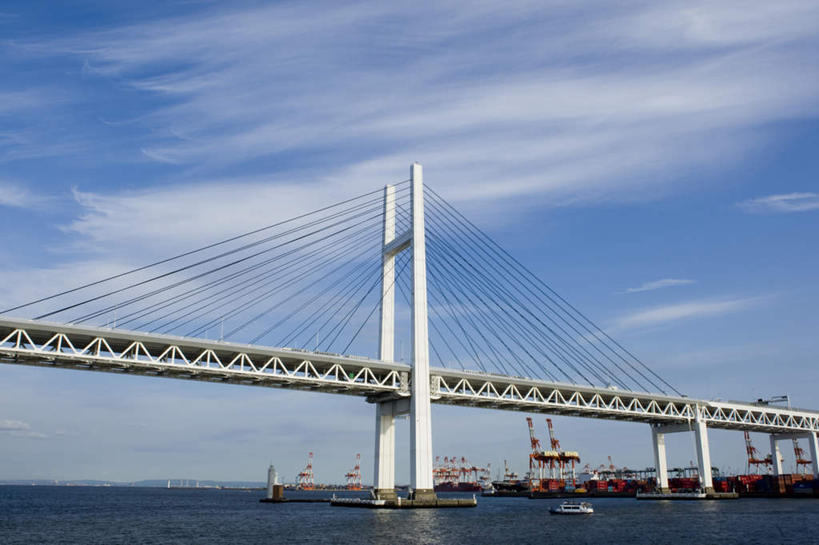 无人,横图,室外,白天,仰视,旅游,度假,技术,海浪,海洋,标志建筑,大桥,地标,建筑,立交桥,轮船,桥梁,船,神奈川,日本,亚洲,许多,波纹,浪花,云,云朵,高架,斜拉桥,桥,涟漪,横滨,横滨市,神奈川县,云彩,娱乐,设备,横滨海湾大桥,建设,施工,蓝色,白云,蓝天,水纹,天空,海水,交通工具,波浪,天,享受,休闲,机械,起重机,旅游胜地,放松,晴朗,工程,载具,海景,东亚,本州,首府,海湾大桥,关东地方,本州岛,日本国,水晕,大海,风浪,海,海水的波动,近岸浪,涌浪,晴空,彩图,低角度拍摄