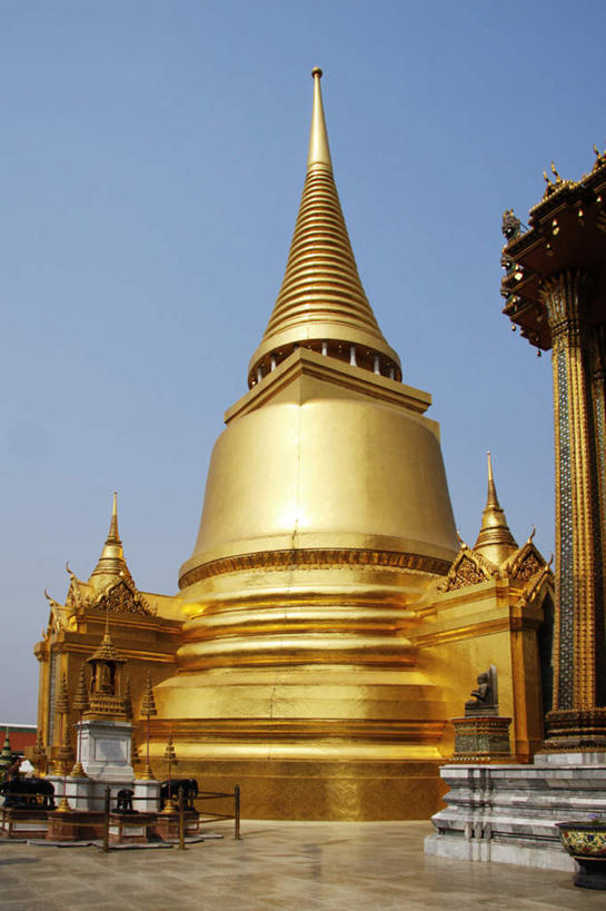 无人,寺庙,竖图,室外,白天,正面,旅游,度假,名胜古迹,标志建筑,地标,建筑,曼谷,泰国,亚洲,一座,节日,遗迹,云,云朵,建筑群,塔,首都,燃烧,云彩,古迹,文化,文物,娱乐,建设,古建筑,黄金,蓝色,白云,蓝天,天空,香火,庙宇,天,祈祷,享受,休闲,健康,旅游胜地,放松,许愿,宗教,东南亚,信仰,晴朗,纪念,玉佛寺,祈求,古文明,泰国文化,泰王国,大皇宫,曼谷皇宫,平安,晴空,彩图,皇宫,庙,寺