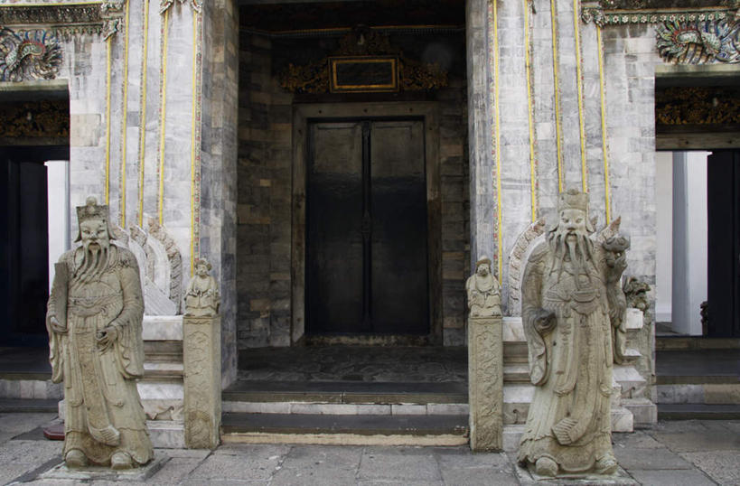 无人,横图,室外,白天,正面,旅游,度假,名胜古迹,门,标志建筑,地标,建筑,雕塑,曼谷,泰国,亚洲,遗迹,艺术,装饰,雕刻,雕像,建筑群,首都,古迹,文物,娱乐,建设,古建筑,石雕,工艺品,门框,享受,休闲,旅游胜地,放松,东南亚,纪念,严肃,华丽,美术,主题,陈列,古文明,泰国文化,泰王国,大皇宫,功能,美学,两尊,曼谷皇宫,彩图,皇宫