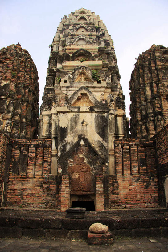 无人,寺庙,竖图,室外,白天,仰视,旅游,度假,名胜古迹,标志建筑,地标,建筑,泰国,亚洲,节日,遗迹,建筑群,燃烧,古迹,文化,文物,娱乐,建设,古建筑,石门,素可泰,蓝色,蓝天,天空,香火,庙宇,天,祈祷,享受,休闲,健康,旅游胜地,放松,许愿,宗教,东南亚,信仰,晴朗,纪念,祈求,古文明,万里无云,泰王国,西沙瓦寺,一扇,平安,晴空,晴空万里,彩图,低角度拍摄,庙,寺