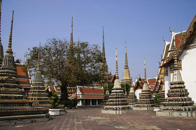 无人,横图,室外,白天,正面,旅游,度假,名胜古迹,植物,标志建筑,地标,建筑,曼谷,泰国,亚洲,许多,遗迹,墙,屋顶,建筑群,塔,首都,顶棚,古迹,文物,娱乐,建设,古建筑,墙壁,墙面,树,树木,红色,蓝色,绿色,白色,蓝天,天空,自然,天,享受,休闲,旅游胜地,放松,东南亚,生长,晴朗,成长,古文明,万里无云,卧佛寺,泰王国,晴空,晴空万里,彩图